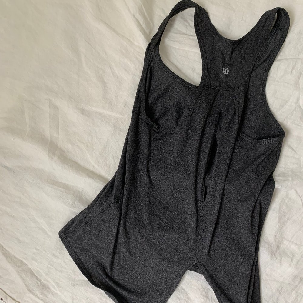 lululemon back vent tank in charcoal gray